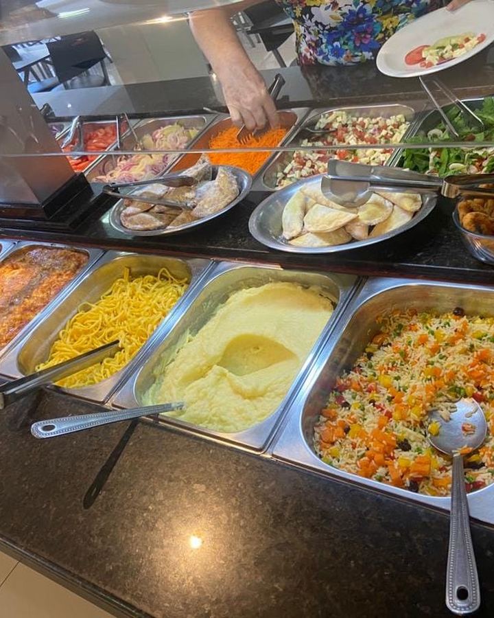Buffet do Restaurante & Grill Centenário: arroz colorido, purê, massa, saladas e fritos, servido fresco.
